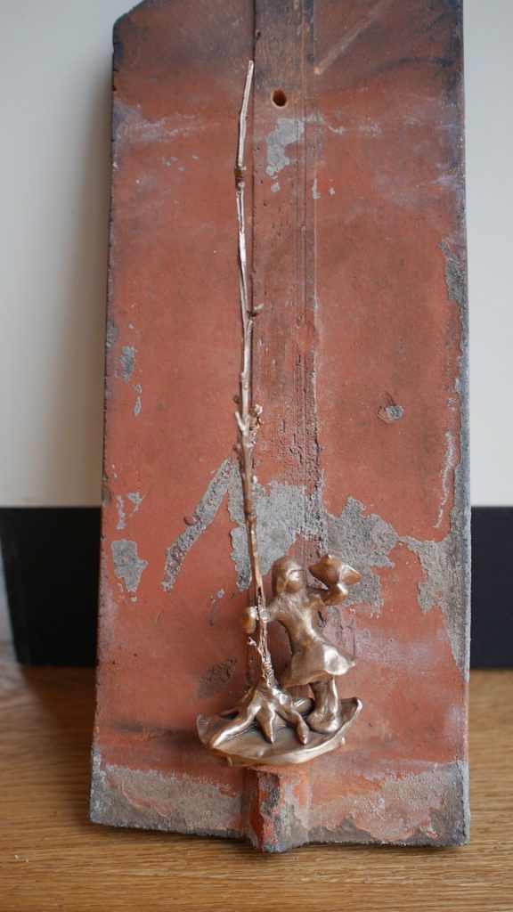 Mädchen mit Vogel, Bronze, Dachziegel, 9/27cm x 7 cm x 4 cm (Bronze), 37 cm x 15,5 cm (Ziegel)